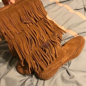 Boots with fringes